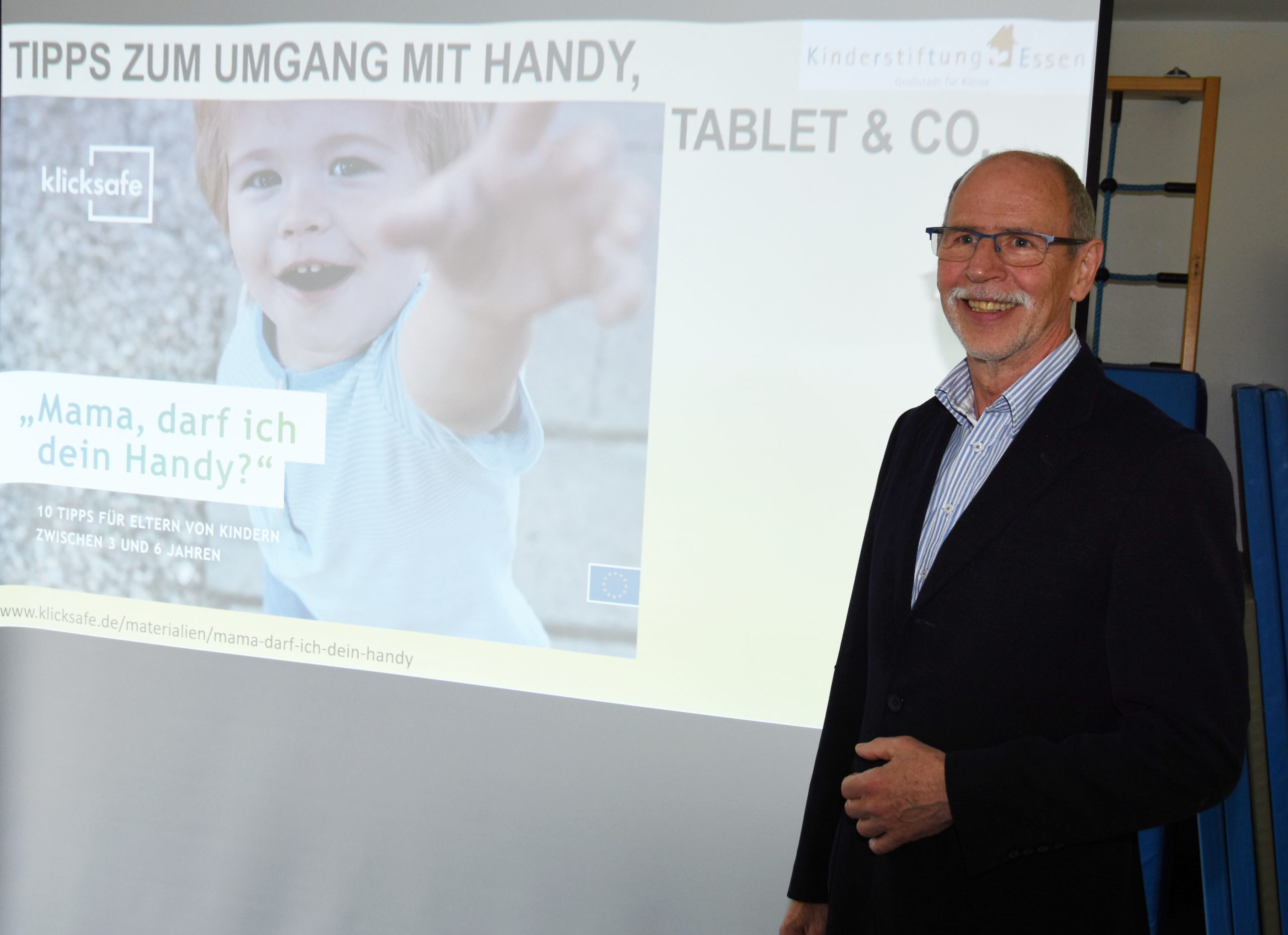 Andreas Ruff hält einen Vortrag zu kindlicher Medienkompetenz
